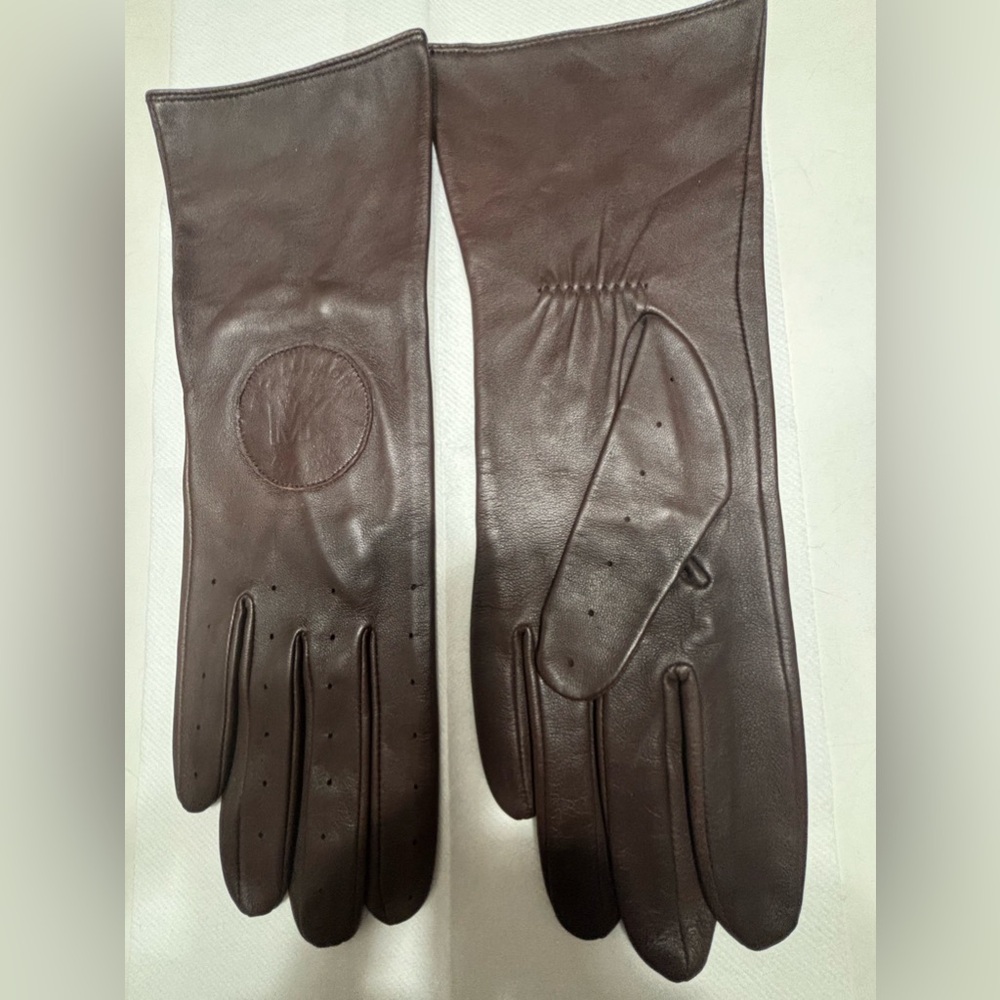beautiful Michael Kors brand new brown leather gloves with real fur lining.